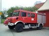Löschgruppenfahrzeug 8 auf Unimog vorm Feuerwehrhaus